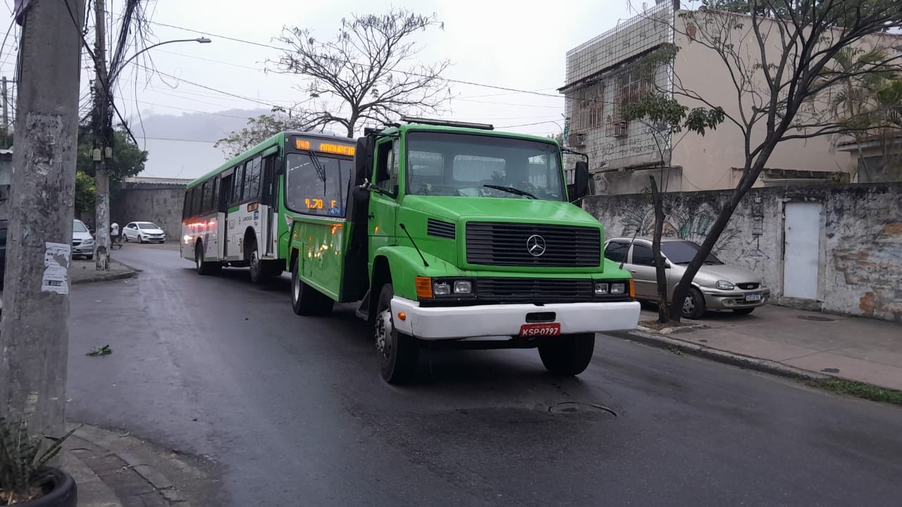 Dezesseis ônibus são usados como barricadas durante operação em Turiaçu, Madureira e Rocha Miranda