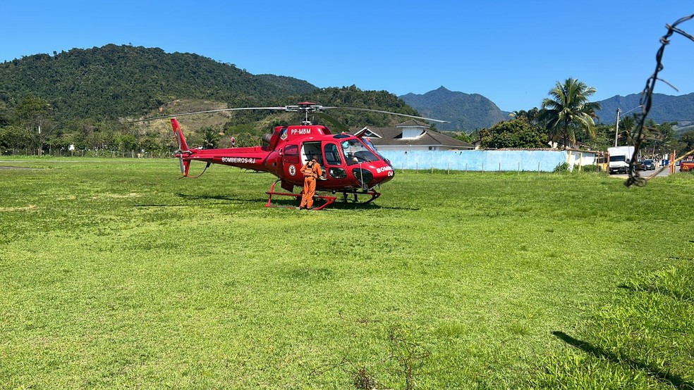 Helicóptero do Corpo de Bombeiros já está em Paraty — Foto: Maria Mariana/TV Rio Sul