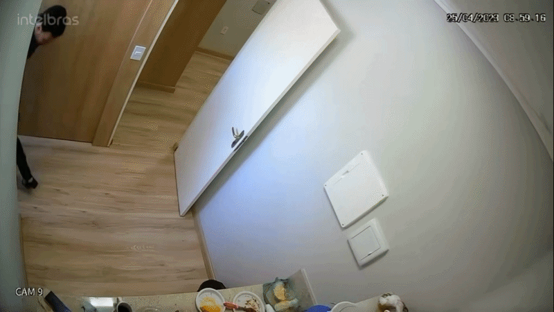 Vídeo de homem virando colega de cabeça para baixo durante engasgo viraliza; 'salvou minha vida'