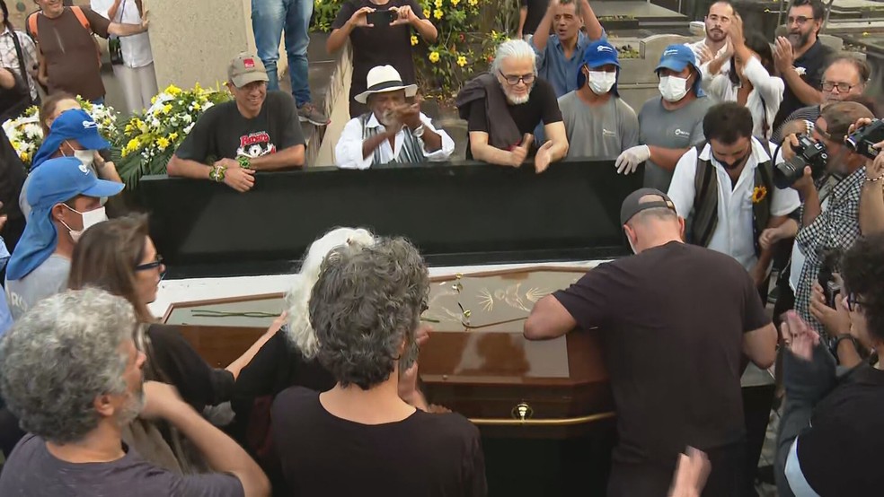 Corpo de Ziraldo é enterrado no Cemitério São João Batista — Foto: Reprodução/GloboNews