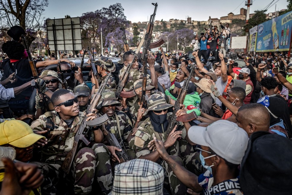 Soldados de Madagascar se unem a manifestantes — Foto: LUIS TATO / AFP
