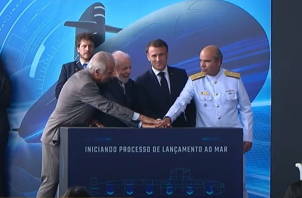 Os presidentes do Brasil, Lula, e da França, Macron, durante lançamento de submarino no Rio de Janeiro — Foto: Reprodução/Canal Gov