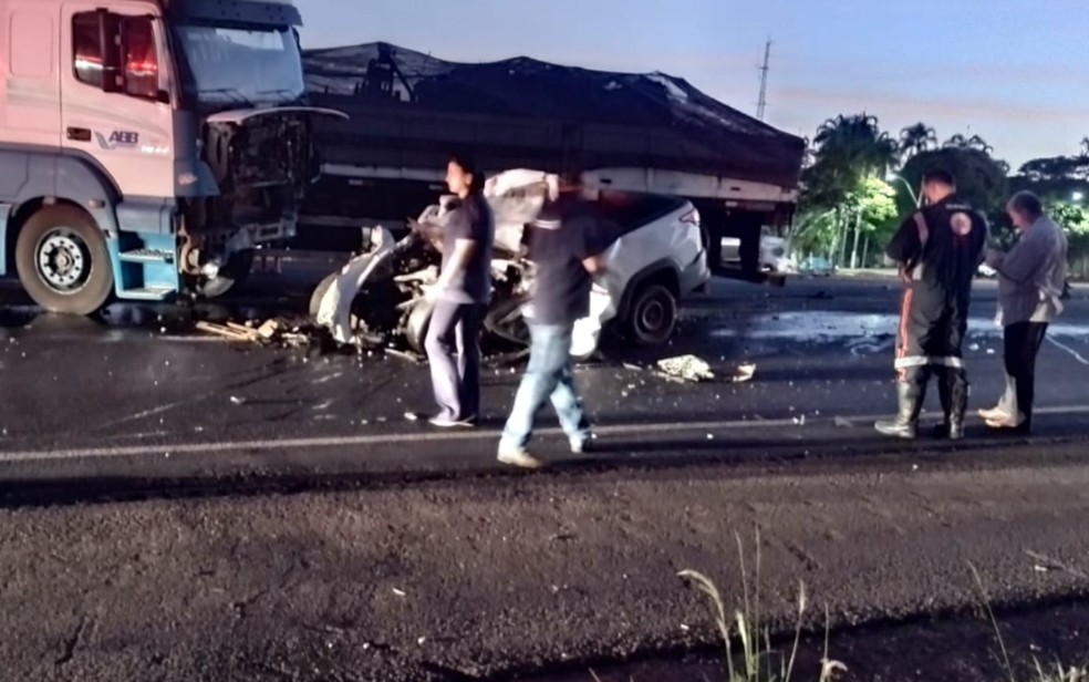 Carro e caminhão bateram de frente em rodovia que liga Altinópolis, SP, a Batatais, SP — Foto: Redes sociais
