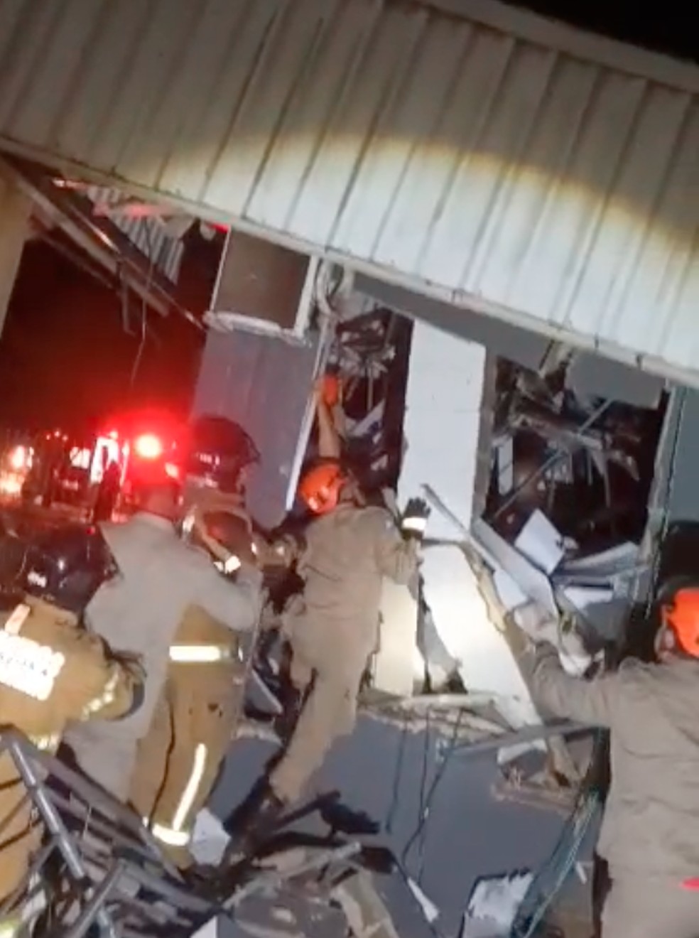 Corpo de Bombeiros retira vítima de escombros após queda da torre de água em complexo logístico. — Foto: Cristiano Araújo do Nascimento/Arquivo pessoal