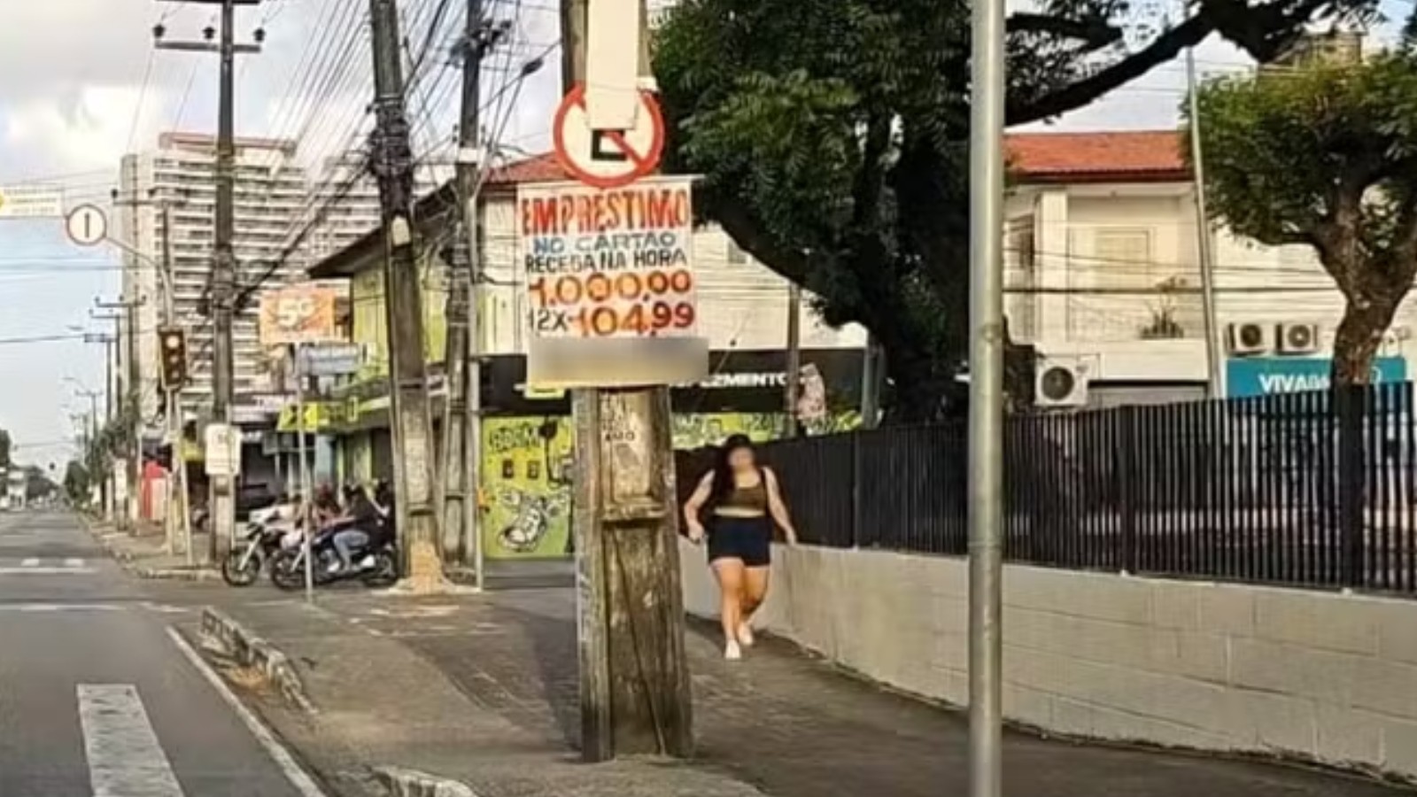 Cartazes espalhados por Fortaleza anunciam empréstimo parcelado no cartão