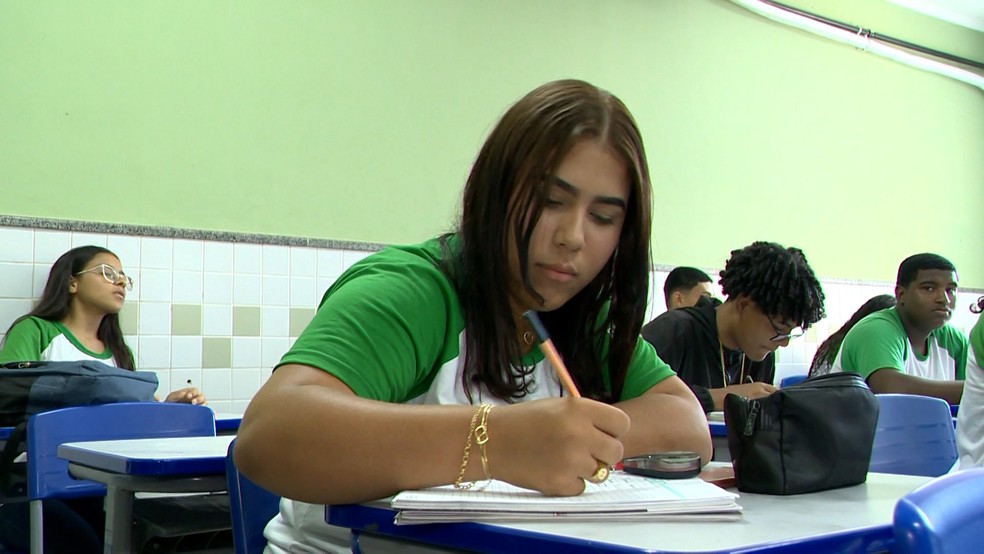 Hemanuelly de Jesus Alves, aluna do 1º ano que estava faltando, mas retornou para a escola após contato do "Alunos Líderes" — Foto: Reprodução/TV Gazeta