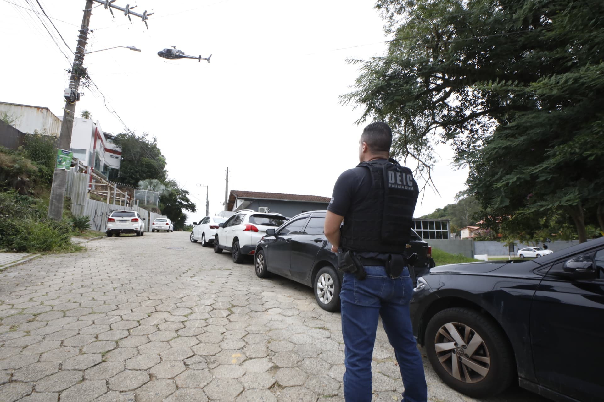 Delegado-geral e outros 2 policiais são abordados por criminosos e reagem com tiros em morro de Florianópolis