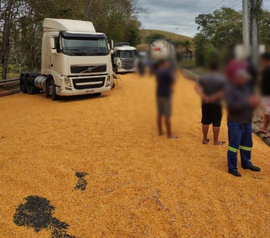 Caminhão e carreta que transportava milho se envolvem em acidente na BR - 393, em Sapucaia