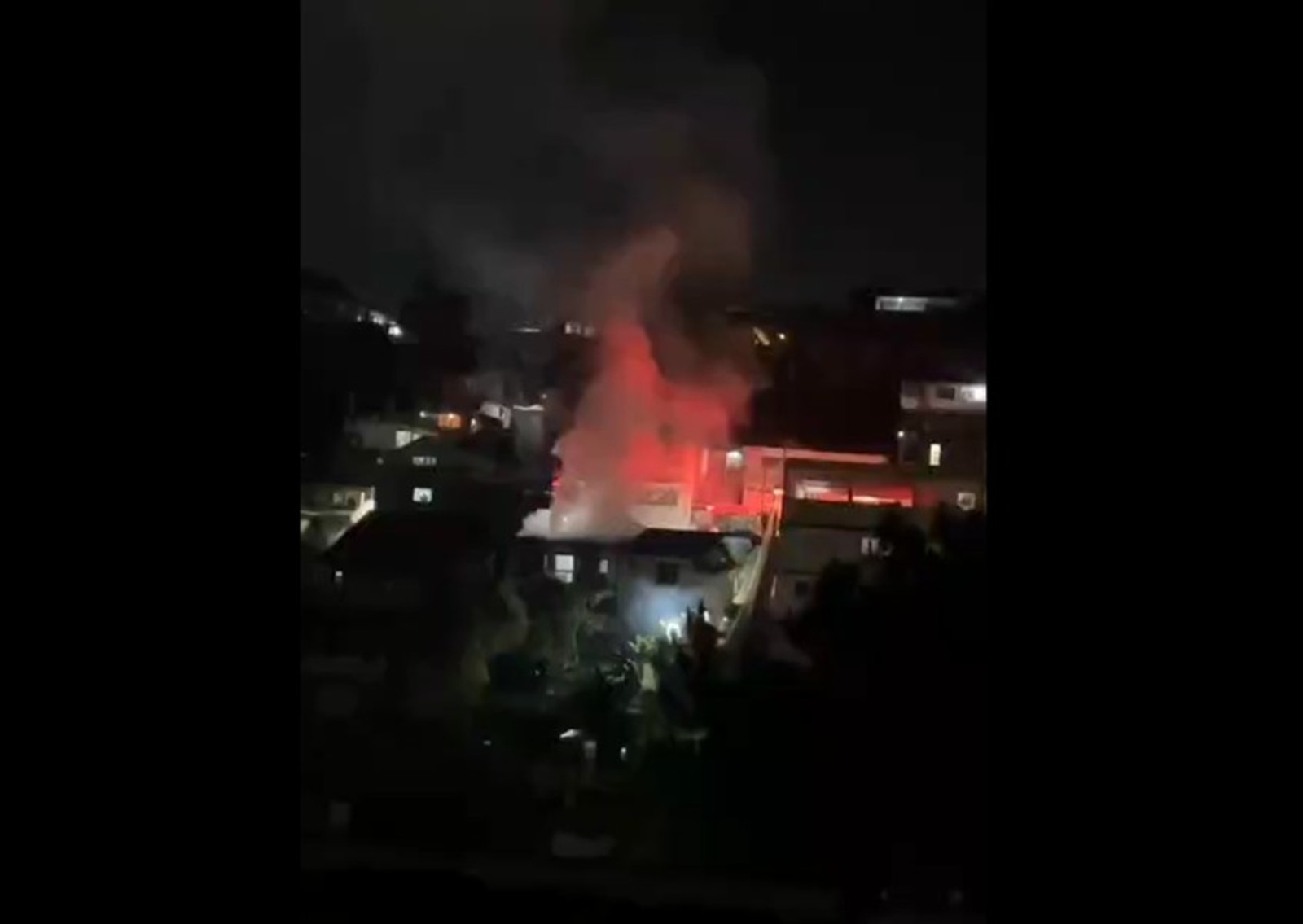 Incêndio atinge quatro andares de prédio em Teresópolis, no RJ