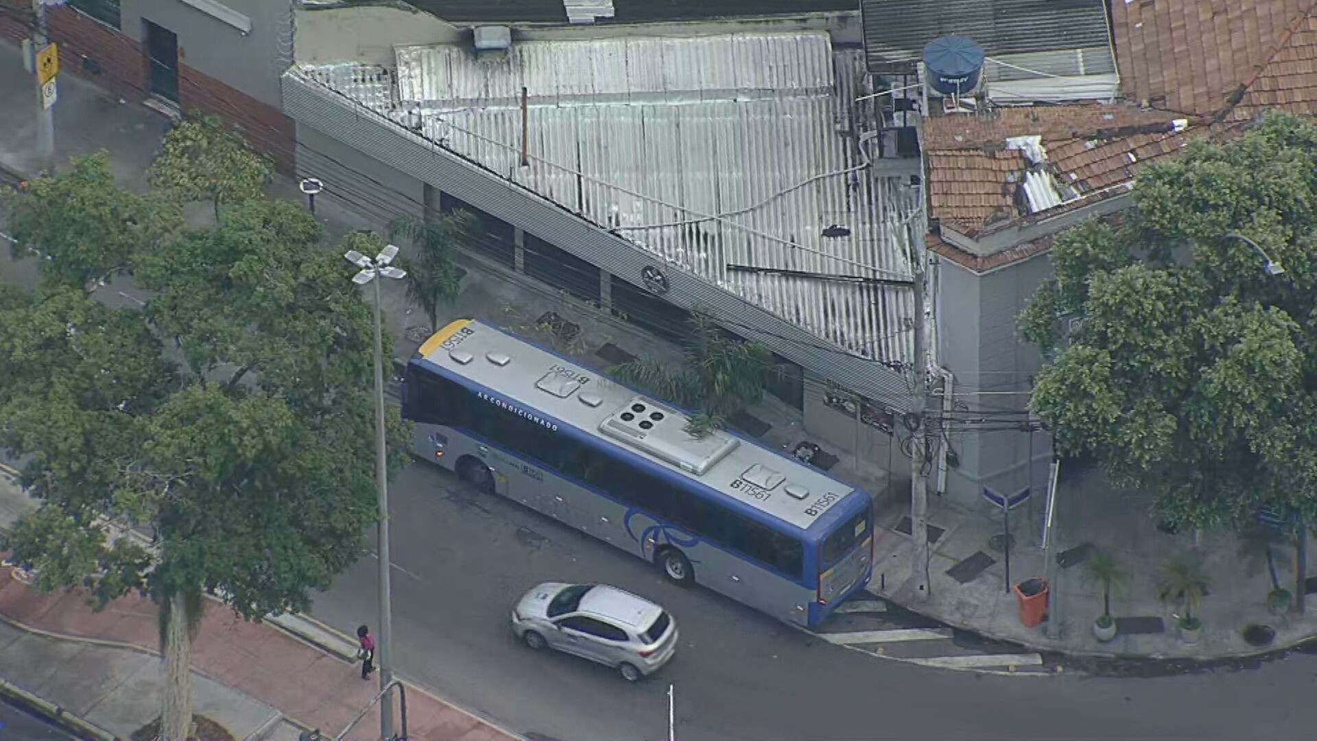 Ônibus é sequestrado na Avenida Brasil; polícia prendeu criminoso em frente ao Aeroporto Santos Dumont 