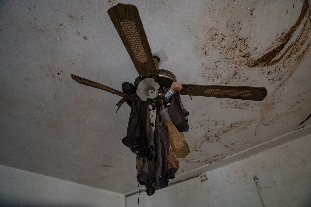 Água chegou ao teto de casa em na cidade de Lajeado (RS). — Foto: Fábio Tito/g1