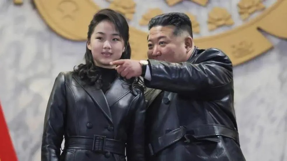 Kim Ju-ae vem comparecendo a eventos importantes ao lado de seu pai, Kim Jong Un, desde 2022. — Foto: EPA