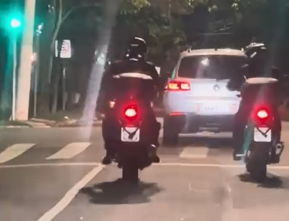 Motociclistas andam em Perdizes, na Zona Oeste de SP, com placas parcialmente tapadas por correntes para cometerem furtos e assaltos, segundo relato de moradores da região. — Foto: Reprodução/Redes Sociais