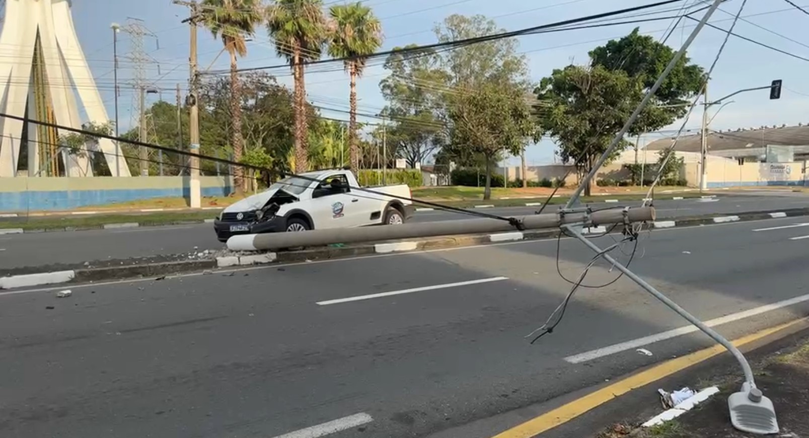 Carro derruba poste, e pista que liga Valinhos a Campinas fica totalmente interditada