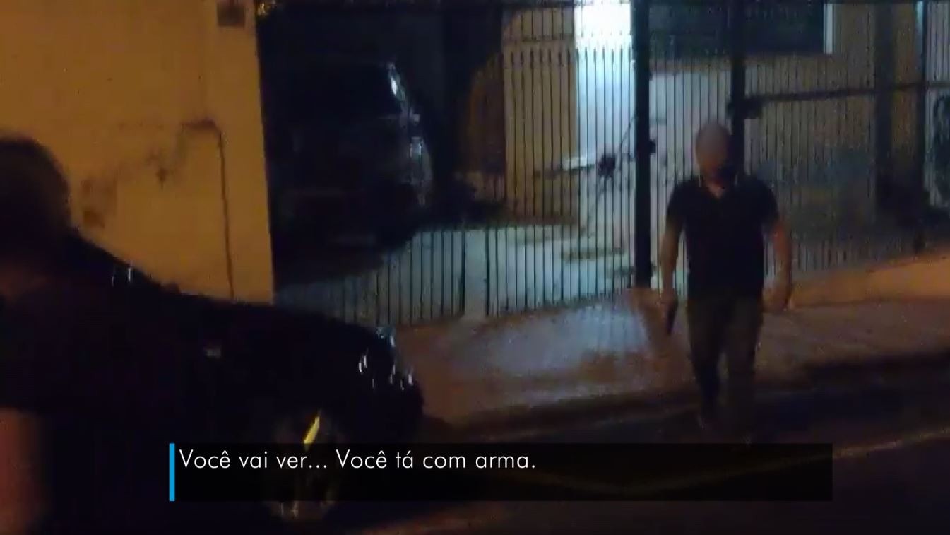 Vídeo: morador atira para o alto após mulher fazer ameaças contra vizinha na porta de casa em Franca, SP