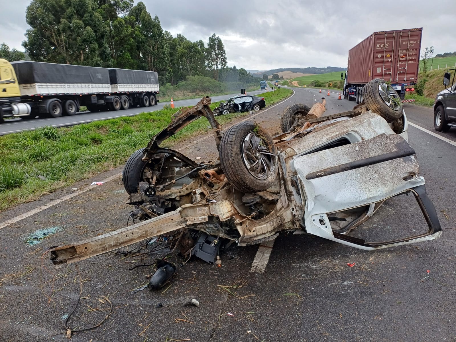 Duas pessoas morrem e quatro ficam feridas em grave acidente entre dois carros na BR-376, em Ponta Grossa