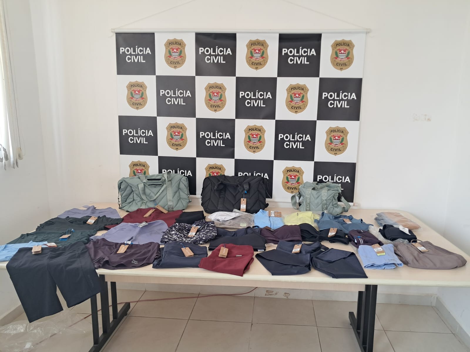 Mulher é presa suspeita de vender roupas e malas de grifes furtadas em Jundiaí 