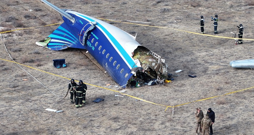 Avio fabricado pela Embraer cai no Cazaquisto no dia 25 de dezembro de 2024  Foto: Azamat Sarsenbayev/Reuters