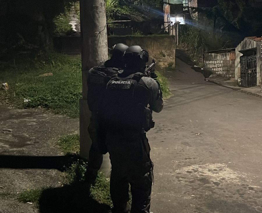 PM faz operação de combate ao roubo de veículos e cargas na Serrinha, na Zona Norte do Rio