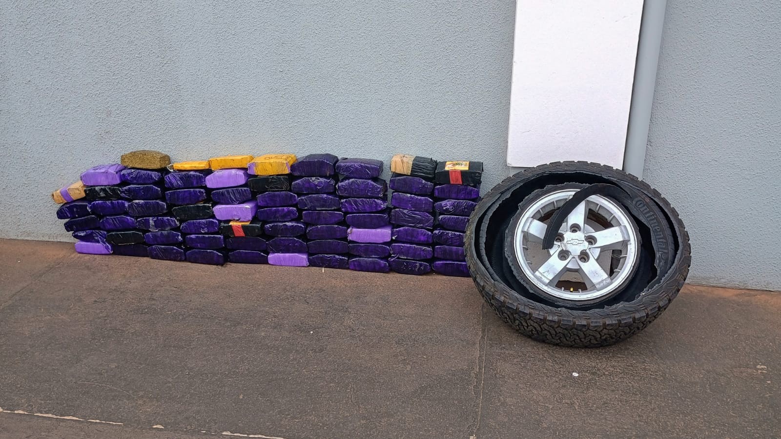 Cerca de 90 quilos de maconha são encontrados dentro de pneus de caminhonete na SP-225 