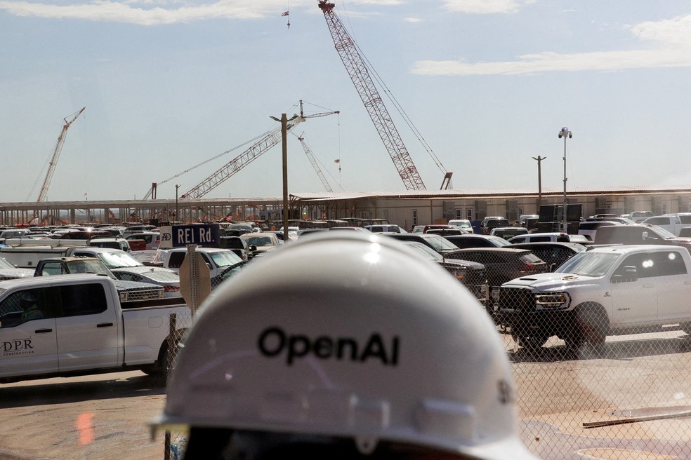 Estruturas de aço de data centers em construção durante uma visita às instalações da OpenAI em Abilene, no Texas — Foto: Shelby Tauber / Reuters