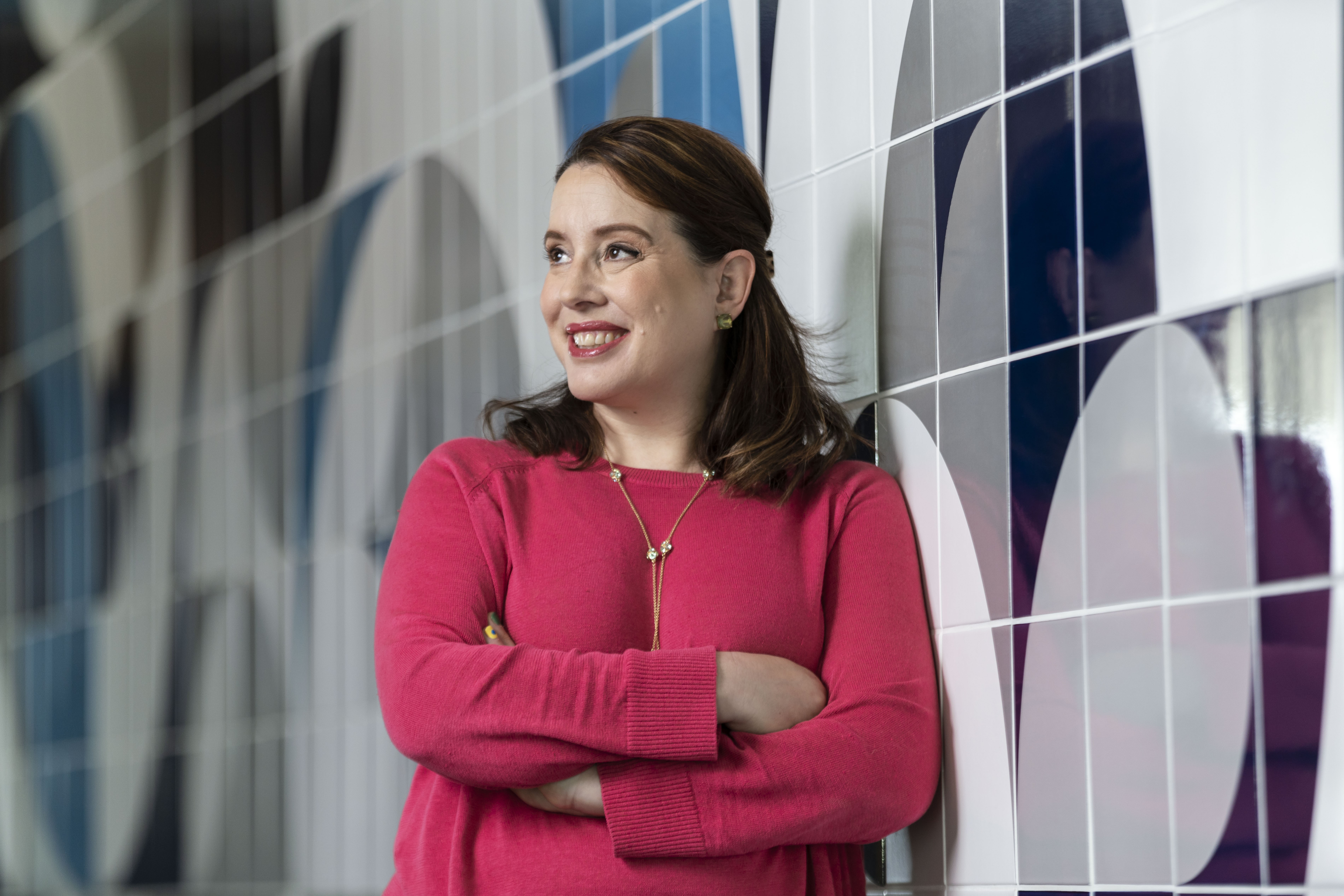 Destaque da Bienal do Livro Bahia, autora de Bridgerton opina sobre casal queer 'Franchaela' e conta curiosidade de Lady Whistledown