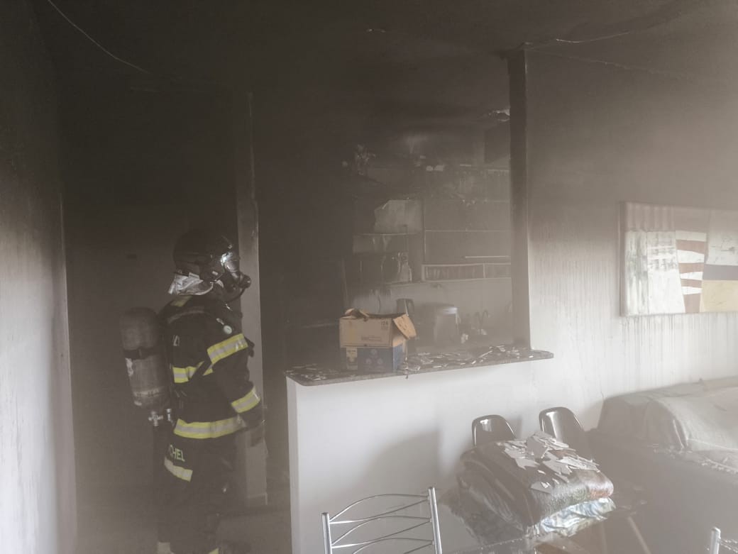 Geladeira pega fogo, incêndio se alastra e destrói apartamento em Ubatuba, SP
