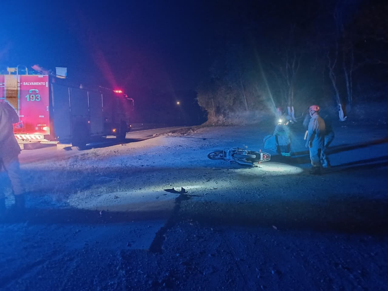 Homem perde o braço em acidente de moto na Via Dutra, em Piraí