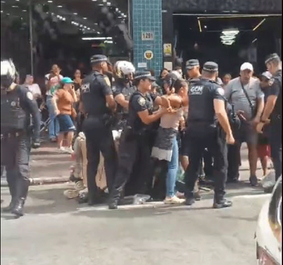 GCM detém mulher ambulante acusada de fazer comércio ilegal no Brás — Foto: Reprodução/Redes sociais