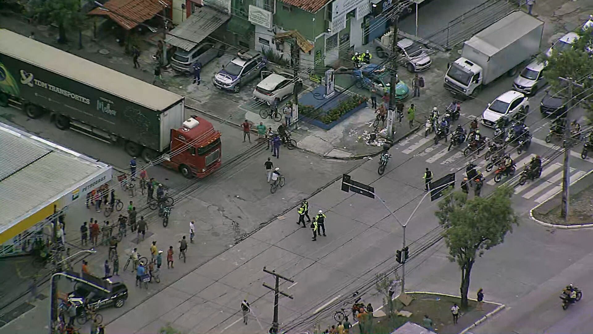 Ciclista morre atropelada por carreta no caminho para o trabalho no Recife