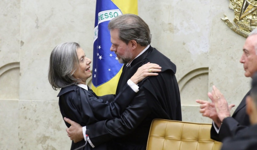 Imagem ilustrando o ministro Dias Toffoli entre o Supremo Tribunal Federal e o Tribunal Superior Eleitoral, com destaque para os vínculos investigados com o Banco Master e a parado