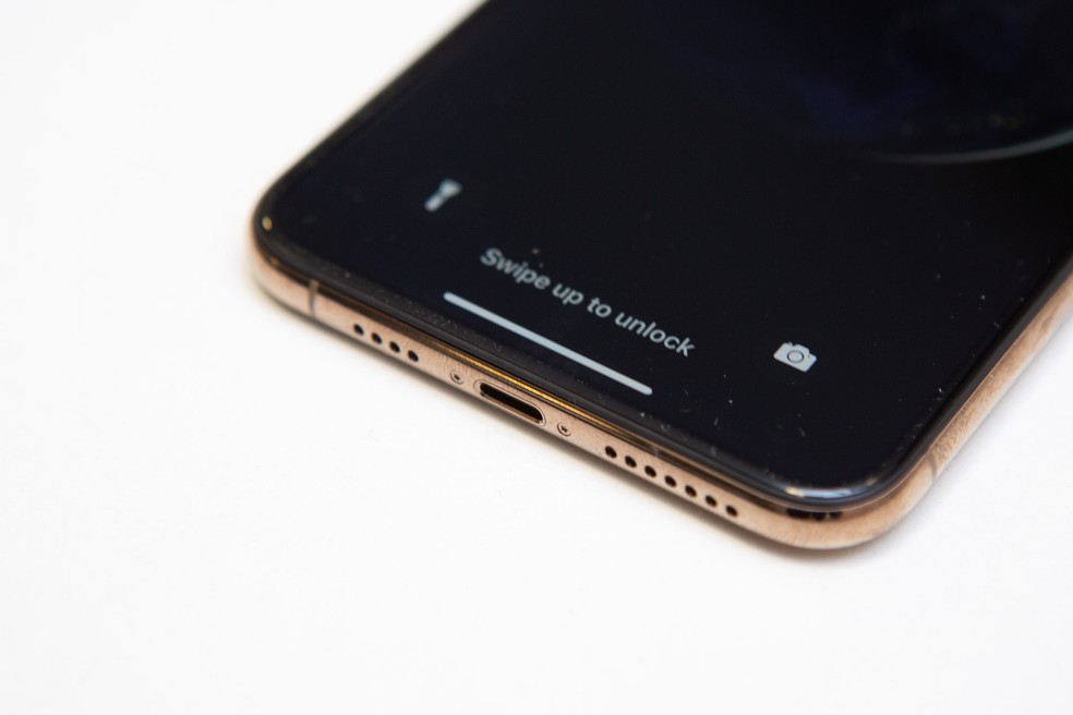 Celulares costumam ter saída de áudio também embaixo  — Foto: Marcelo Brandt/G1