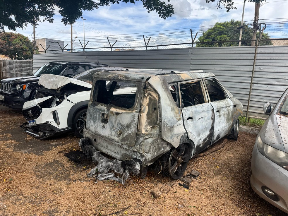 Carro que atropelou idoso e pegou fogo após bater em árvore foi levado para a DP do Gama; veículo ficou destruído — Foto: Michele Mendes/ TV Globo