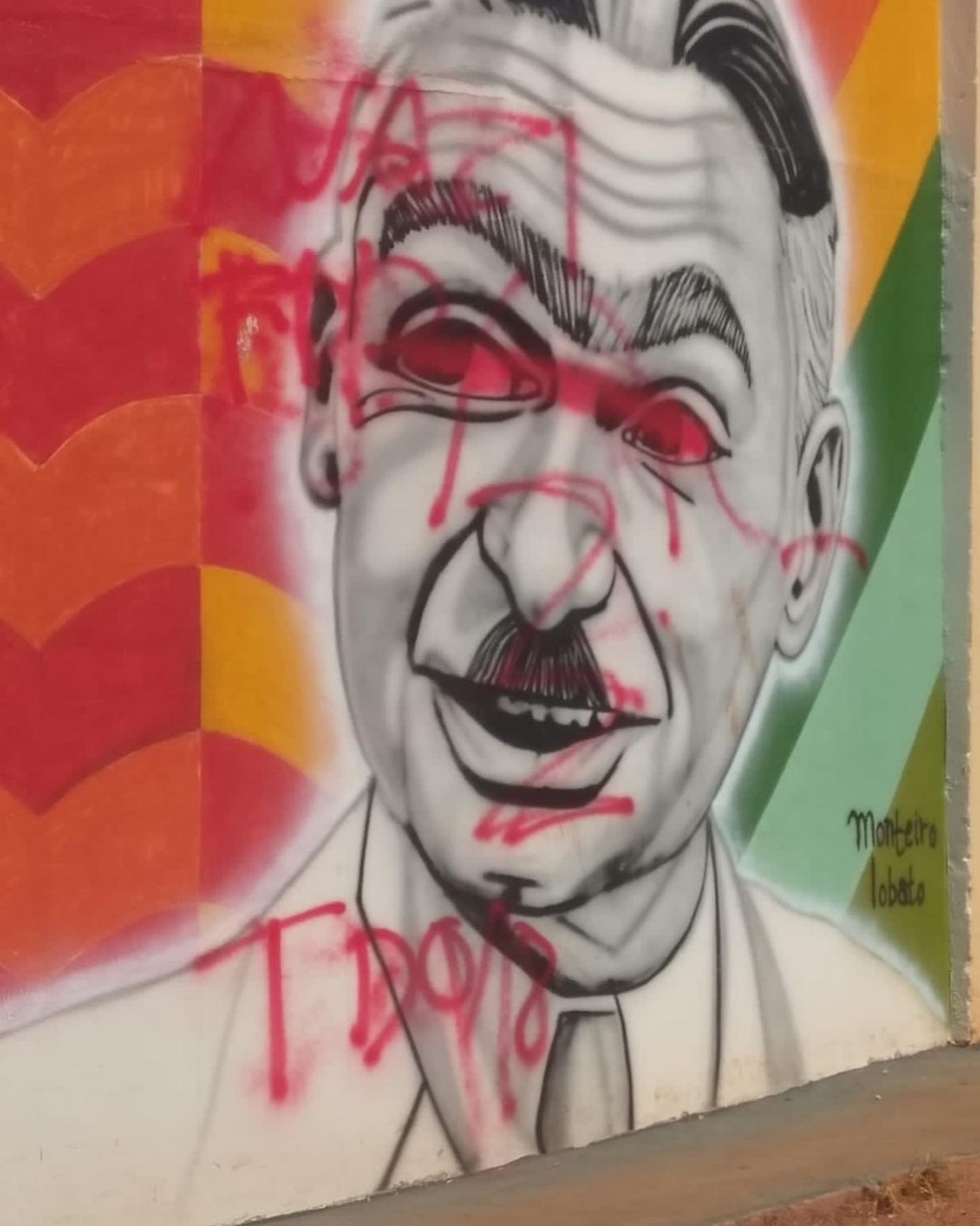 Imagem de Monteiro Lobato, na Biblioteca Municipal de Adamantina, foi alvo de pichação — Foto: Secretaria de Cultura e Turismo/Divulgação