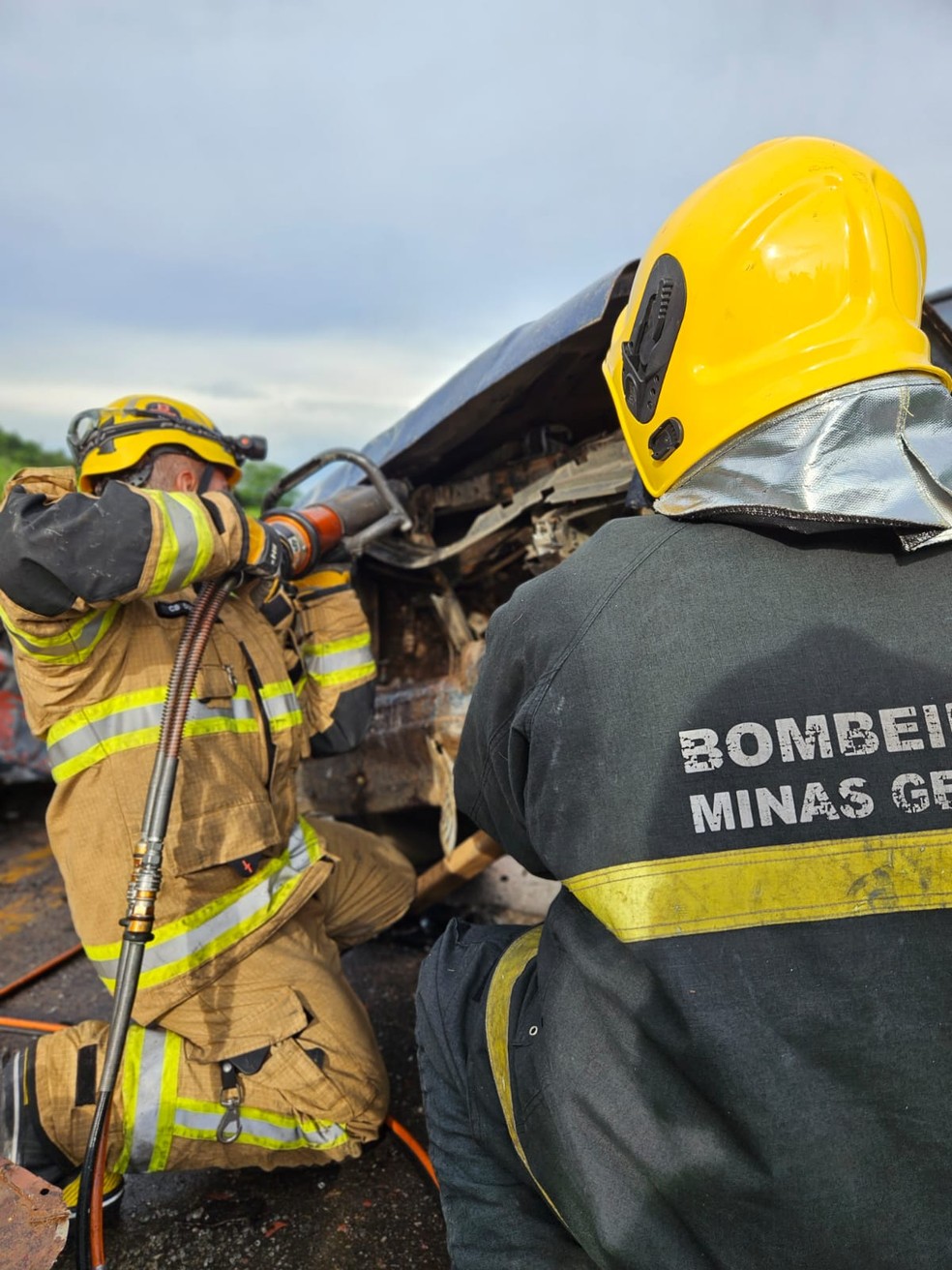 Bombeiros retiram vítimas do carro após acidente — Foto: Corpo de Bombeiros