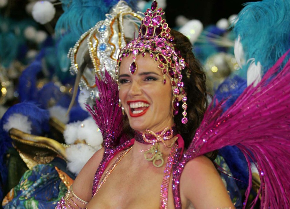 Foto de arquivo: Luma de Oliveira durante desfile da Caprichosos de Pilares, no Rio de Janeiro, em 07/02/2005 — Foto: Beto Barata/Estadão Conteúdo