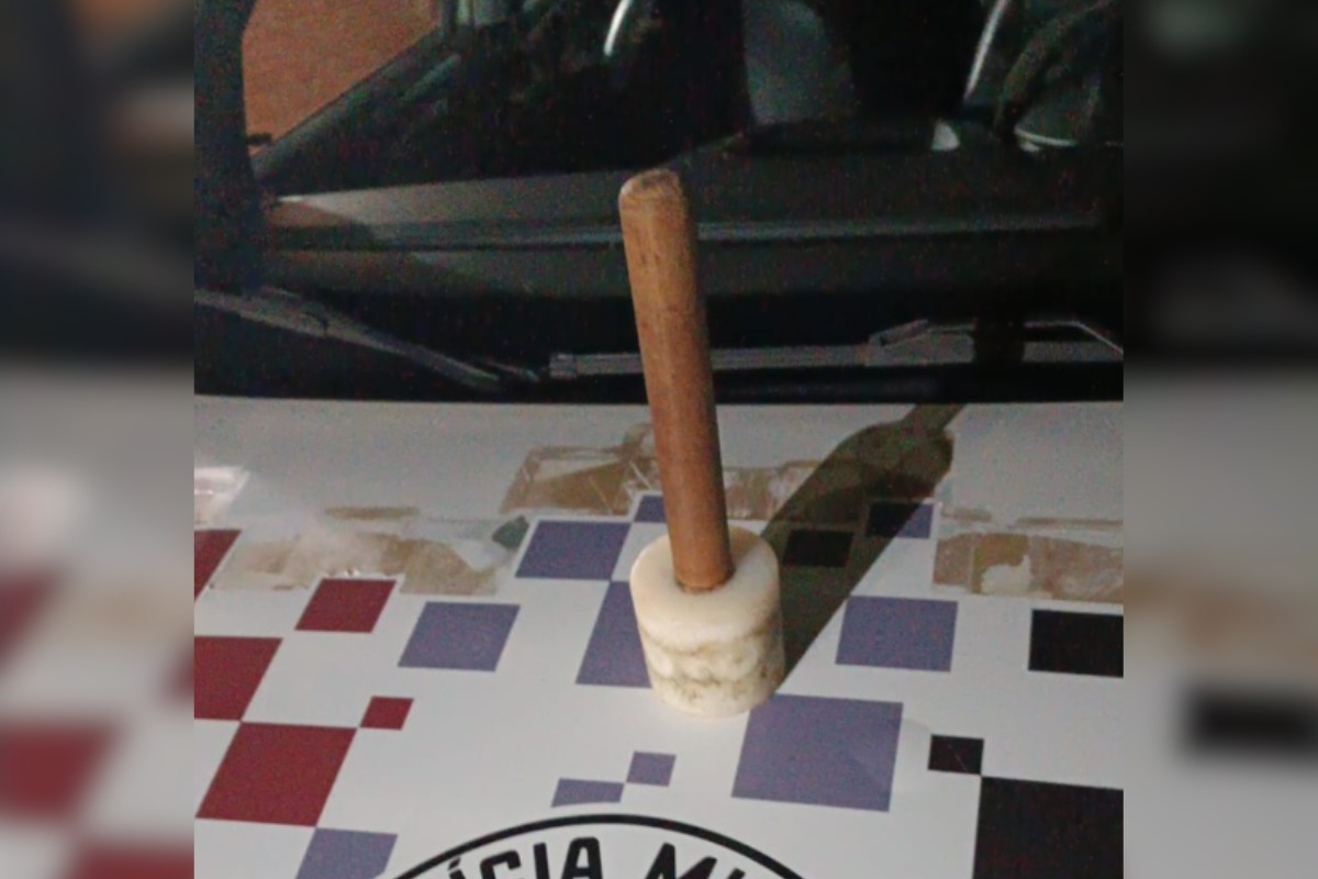 Mulher é presa após usar martelo artesanal para agredir marido e sogra em Presidente Epitácio