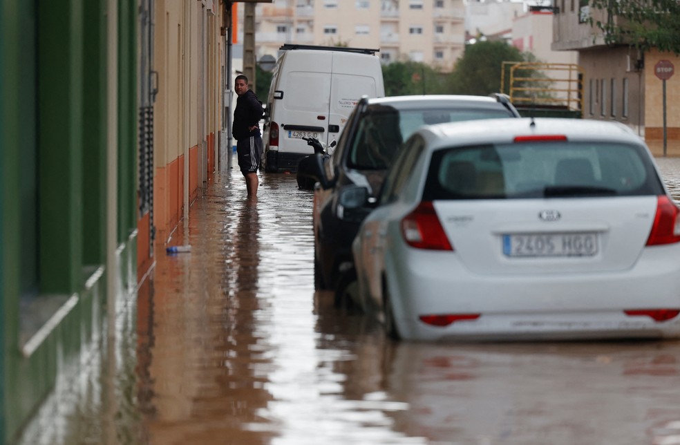 Temporal alagou rua de Catadau, na província de Valência, na Espanha, e atingiu carros no dia 30 de outubro de 2024 — Foto: Eva Mañez/Reuters