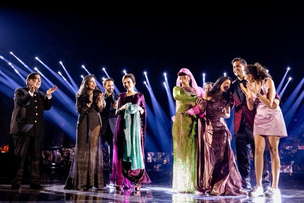 Rihanna (de verde) se apresenta durante as celebrações pré-casamento de Anant Ambani e Radhika Merchant, em Jamnagar, Gujarat, Índia — Foto: Reliance Industries/Handout via REUTERS