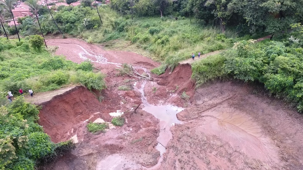 Barragem represava uma lagoa em terreno vizinho ao Parque Rodoviário, Zona Sul de Teresina — Foto: Magno Bonfim/ TV Clube
