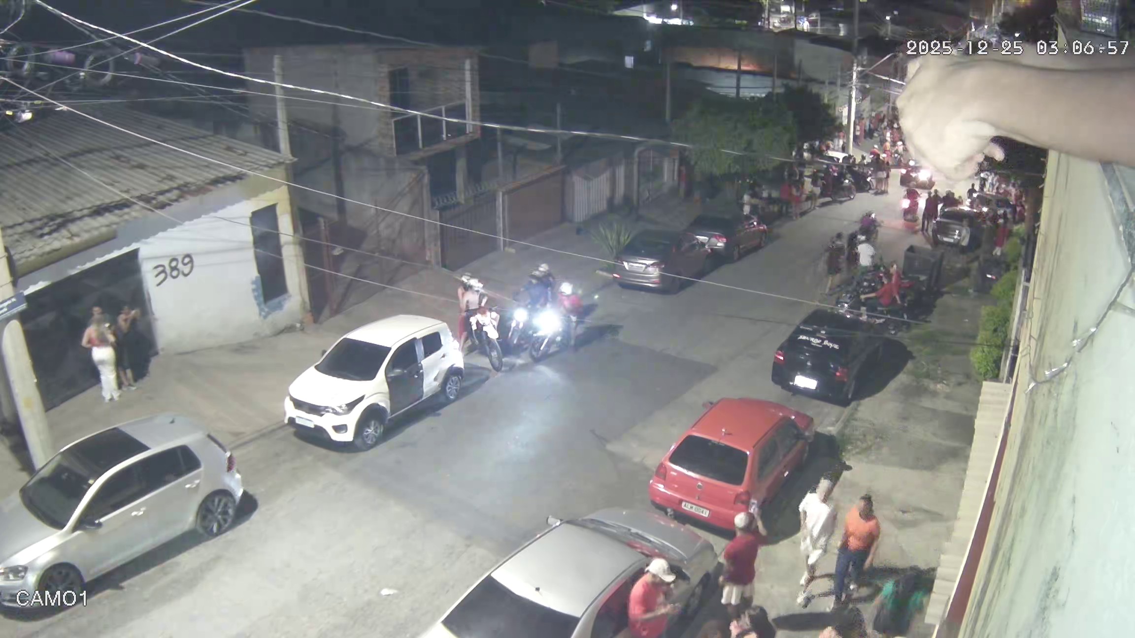 VÍDEO: homem é flagrado atirando para o alto durante 'pancadão' em Sorocaba