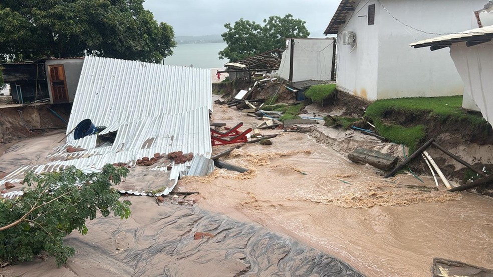 Casa desaba durante forte chuva em Rio Bananal, Espírito Santo — Foto: Reprodução