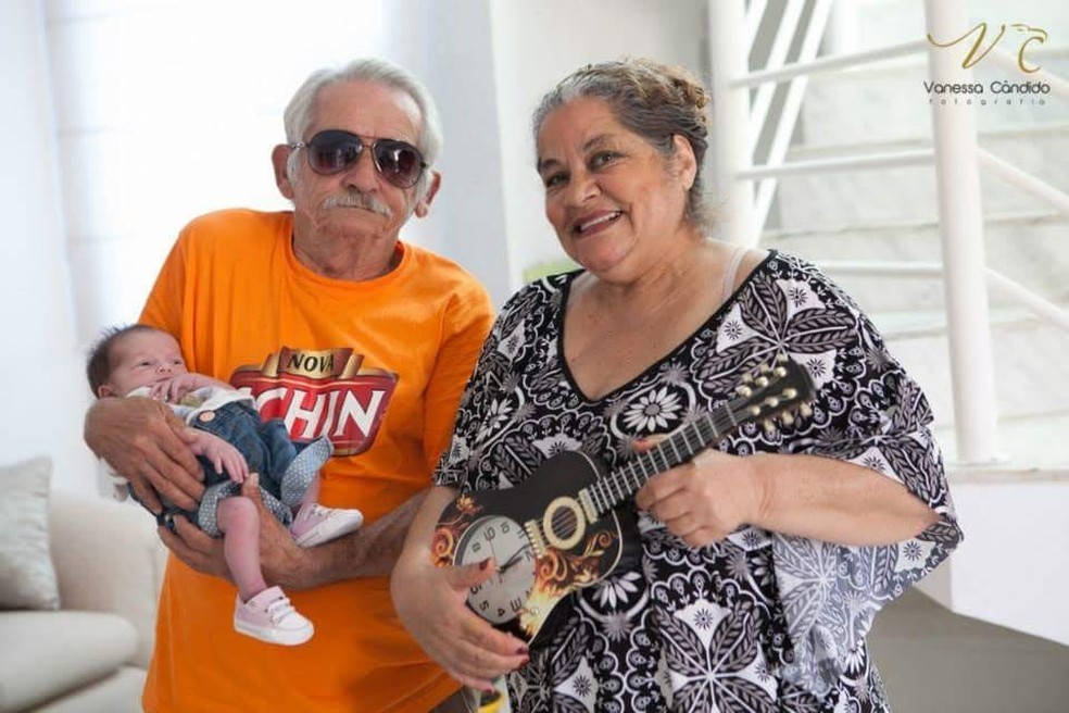 Seu José segura seu neto, ao lado de dona Gerli — Foto: Arquivo pessoal/Daniela Araruna