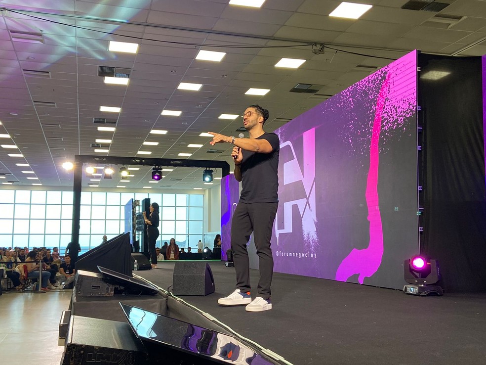 Joel Jota no Fórum Negócios 2023, no Centro de Convenções de Natal — Foto: Julia Galvão/g1