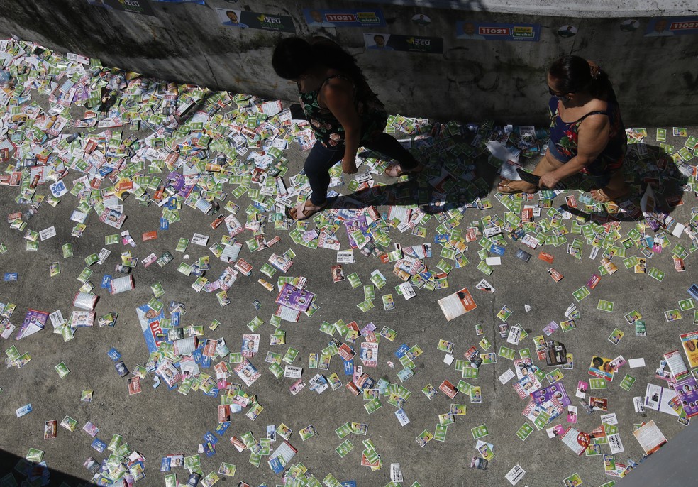 Eleitores votam nas seções eleitorais da Rocinha, no Rio de Janeiro — Foto: Fernando Frazão/Agência Brasil