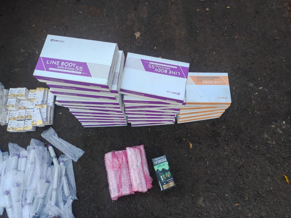 Foram encontradas mais de 2.500 ampolas de Tirzepatida, além de canetas emagrecedoras, hormônios e anabolizantes. — Foto: Polícia Militar Rodoviária