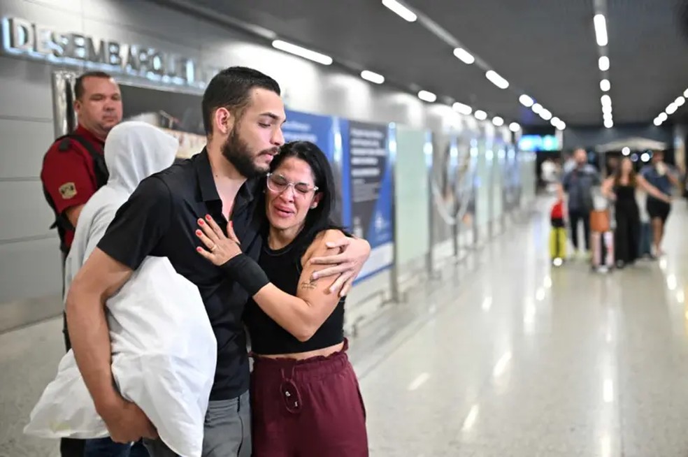 Imigrante brasileiro deportado dos EUA chega ao aeroporto de Belo Horizonte, em 25 de janeiro. — Foto: Reuters via BBC