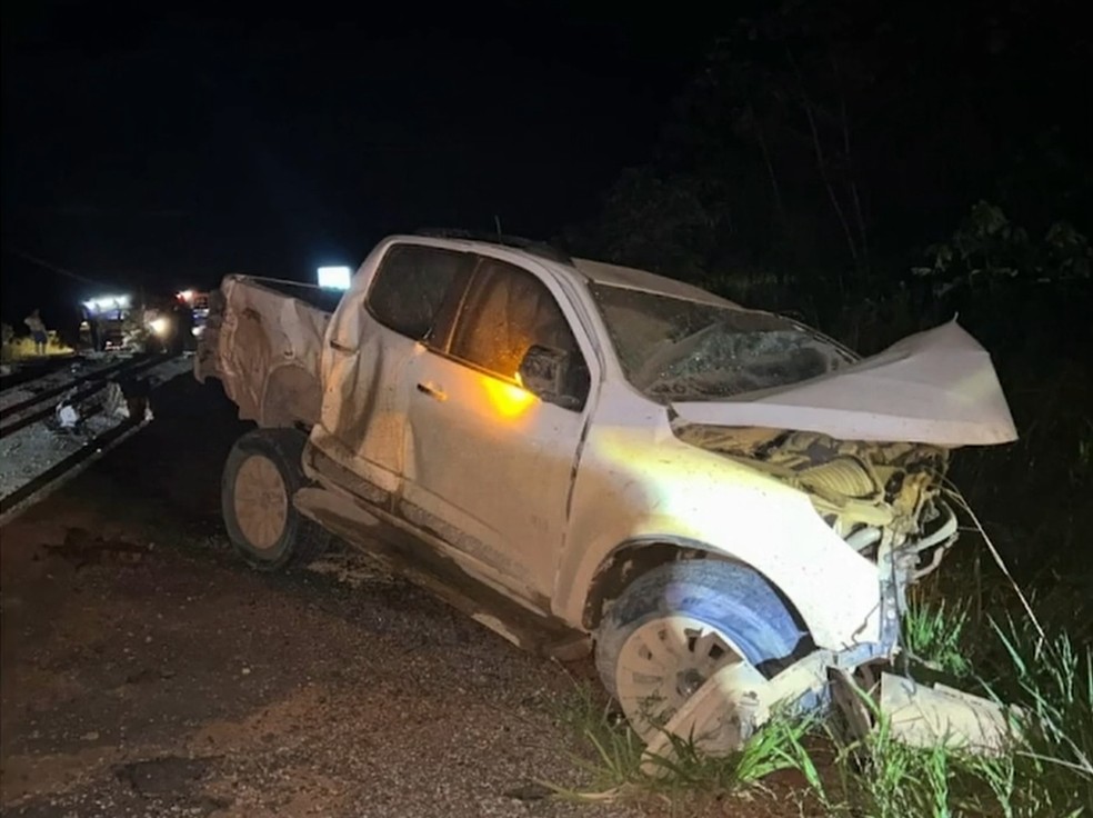 Caminhonete atingiu carro onde estudante Ana Clara estava. Acidente deixou cinco mortos na BR-319. — Foto: Rede Amazônica