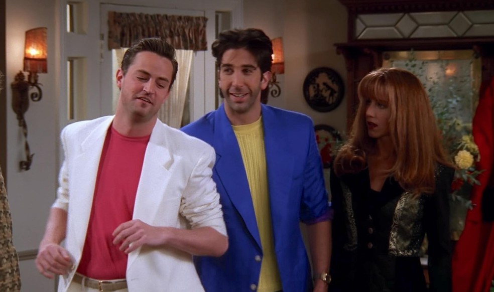 Matthew Perry como Chandler em cena de flashback de 'Friends' em que o personagem interage com Ross e Rachel — Foto: Divulgação