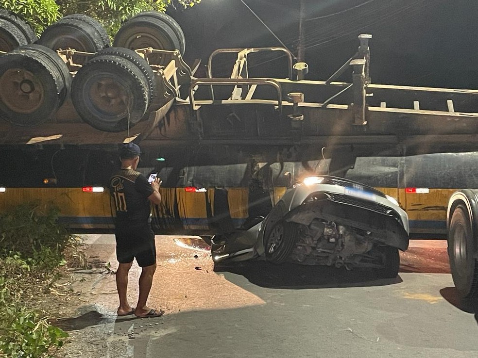 Carreta esmaga carro em Manaus — Foto: Divulgação
